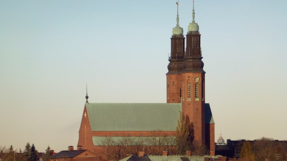 bild på kvällen, från avstånd, över Högalidskyrkan i vinterlandskap