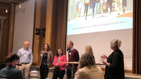 Deltagare i panelsamtal vid riksdagsseminarium om skola