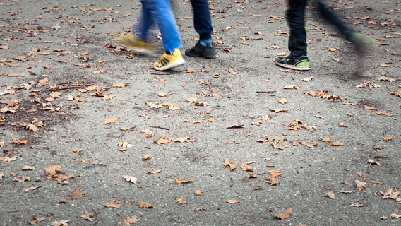Barn som går över en skolgård