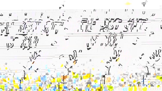 En färgglad vägg  med texten "the best gift is you"