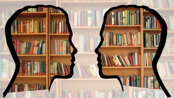 Två genomskinliga huvuden i profil där man ser böcker bakom