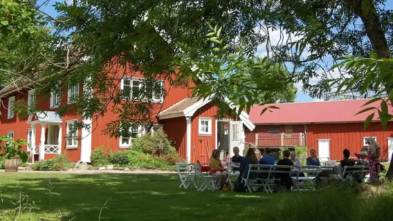 Mariagården i Stenungsund. Rött hus med vita knutar.