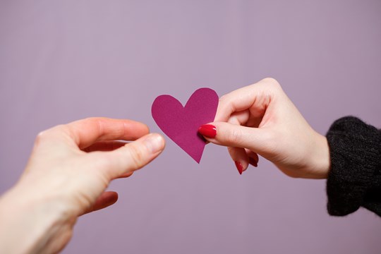 En bild på två händer och ett hjärta