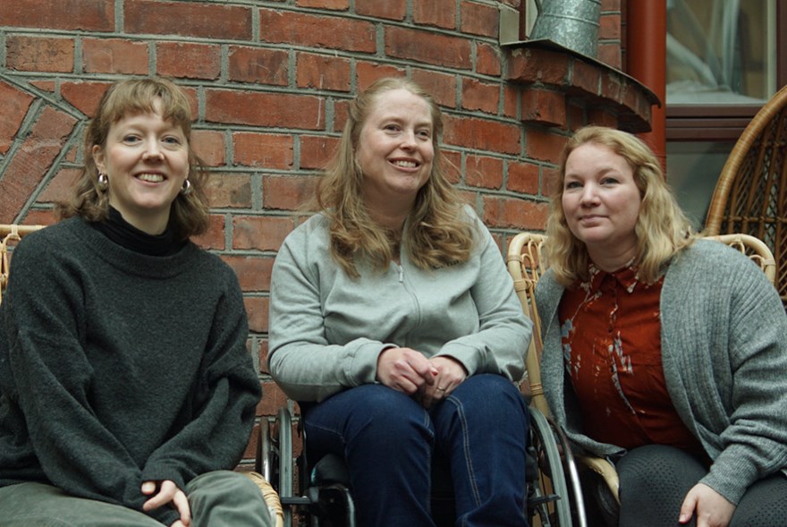 Bilden föreställer Clara Höglund som sitter längst till vänster, Camilla Björnehall i mitten och Emma Möller längst till höger. De sitter på cafét Kulturbageriet i Umeå.