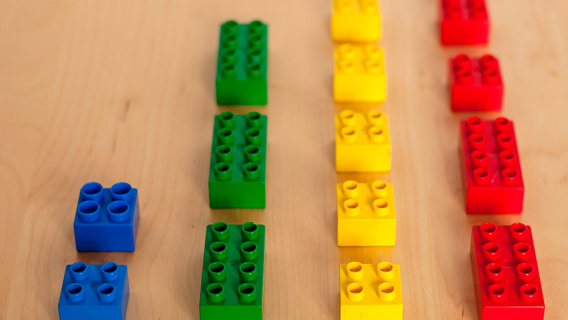 Fyra rader med pusselbitar i färgerna blå, grön, gul och röd.