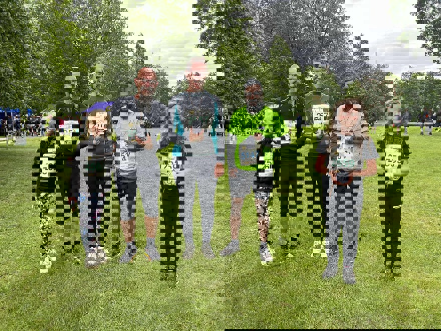 En bild som visar Celine, Colly, Magdalena, Abbe & Johannes tillsammans efter att ha sprungit Västerås Stadslopp.