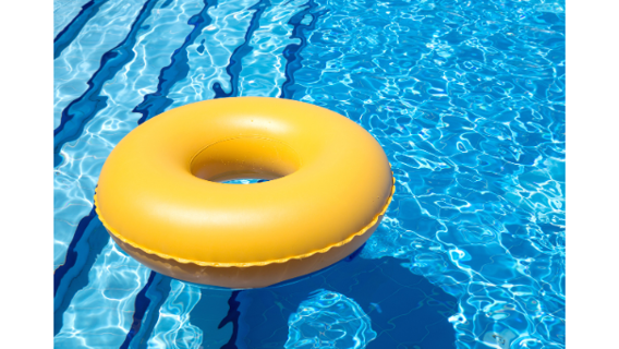 bilden visar en gul simring som flyter i en blå pool